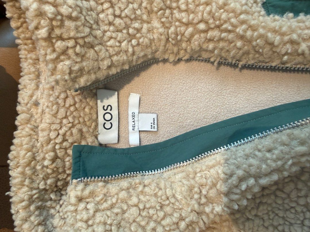 Cos Men’s Jacket (Category: Hoodies) located in Singapore. Submitted by xiangyin.521 (Listing ID 1404795708, Image 3). Description: The jacket is men’s. Size:S Very nice condition. I brought it for myself. .