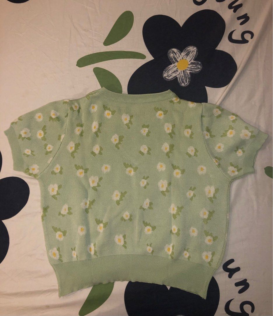 Floral Print Short Sleeve Sweater (Category: Others Tops) located in Taguig. Submitted by teresitap10129 (Listing ID 1404860477, Image 2). Description: - Short-sleeved sweater - Light green color - White and yellow floral print - Round neckline - Ribbed hem and cuffs - Knit fabric - Casual style If you buy 2 or more from my listings, you will get this for free! :)).