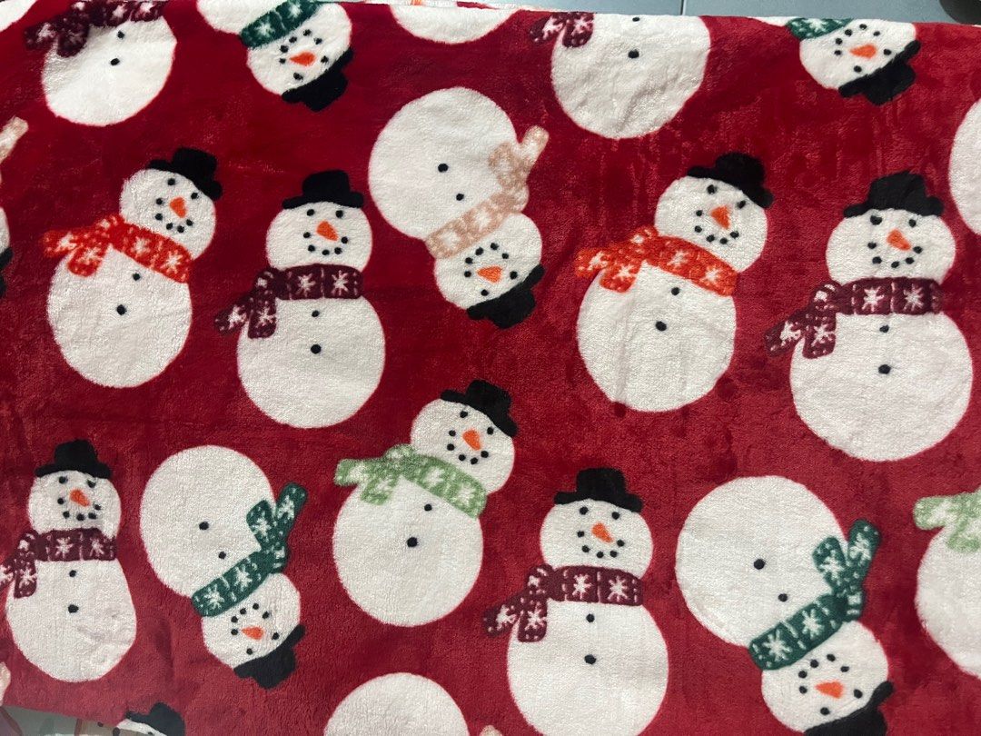 Fur blanket Christmas design (Category: Bedding & Towels) located in Caloocan City. Submitted by Gucci00021 (Listing ID 1404866417, Image 1). Description: Snowman queen size 450 Donut 400.