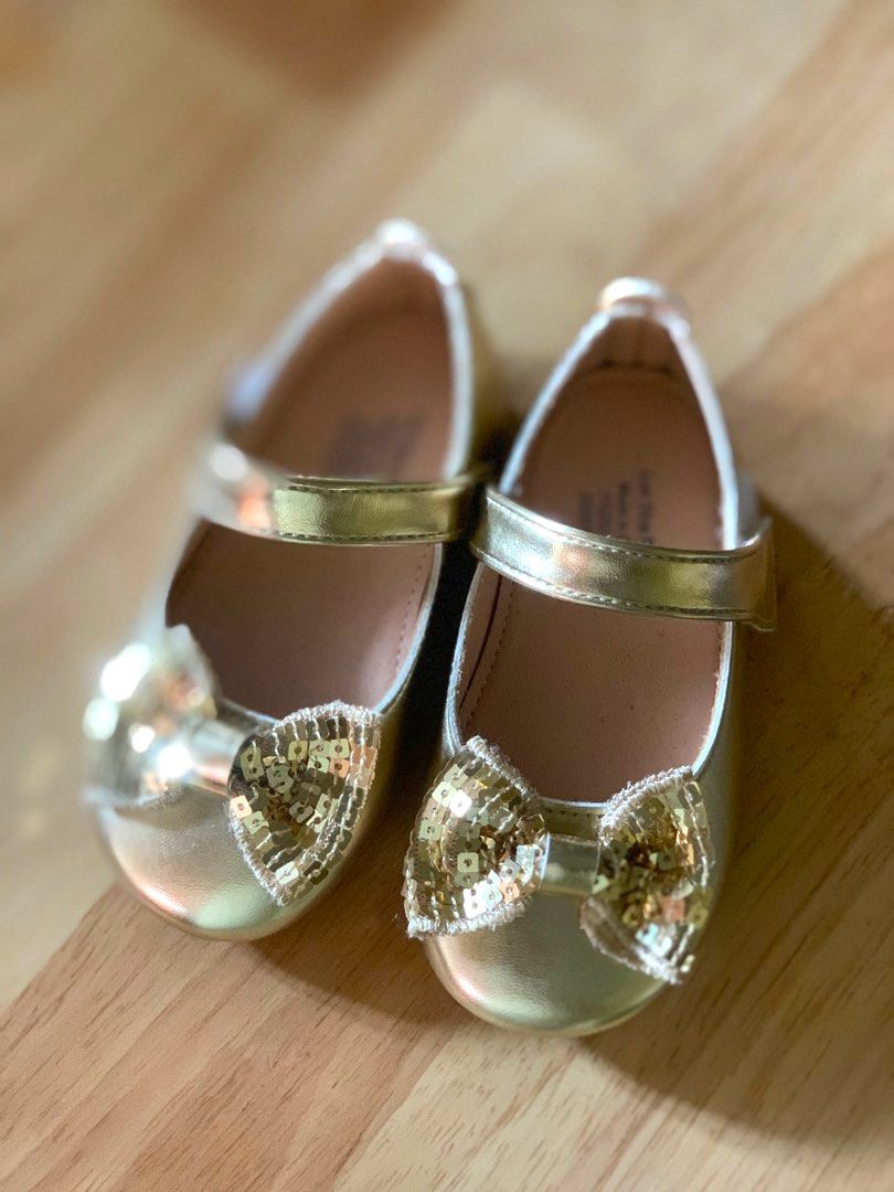 Gold Mary Jane Shoes with Bow (Category: Babies & Kids Fashion) located in Rizal. Submitted by zevchiara (Listing ID 1404822973, Image 1). Description: - Adorable gold Mary Jane shoes for babies - Features a strap closure - Decorative bow with sequins - Shiny finish - Stylish and comfortable - Perfect for special occasions or everyday wear Size22.