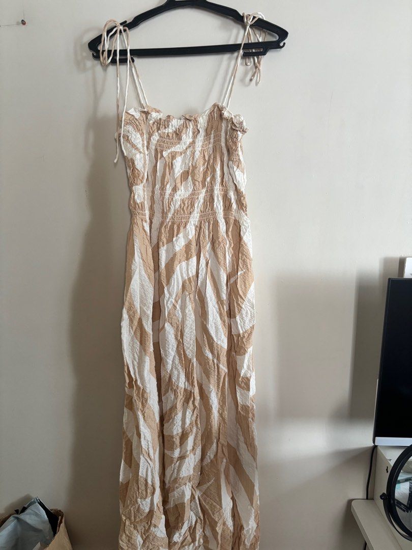 H&M Beige Printed Midi Dress - Size S (Category: Dresses) located in Cainta. Submitted by abbyyyyyyl (Listing ID 1404908718, Image 1). Description: - H&M midi dress - Zebra print (beige and white) - Size: S - Adjustable tie straps - Smocked bodice - Fabric: Viscose & Cotton - Machine washable.