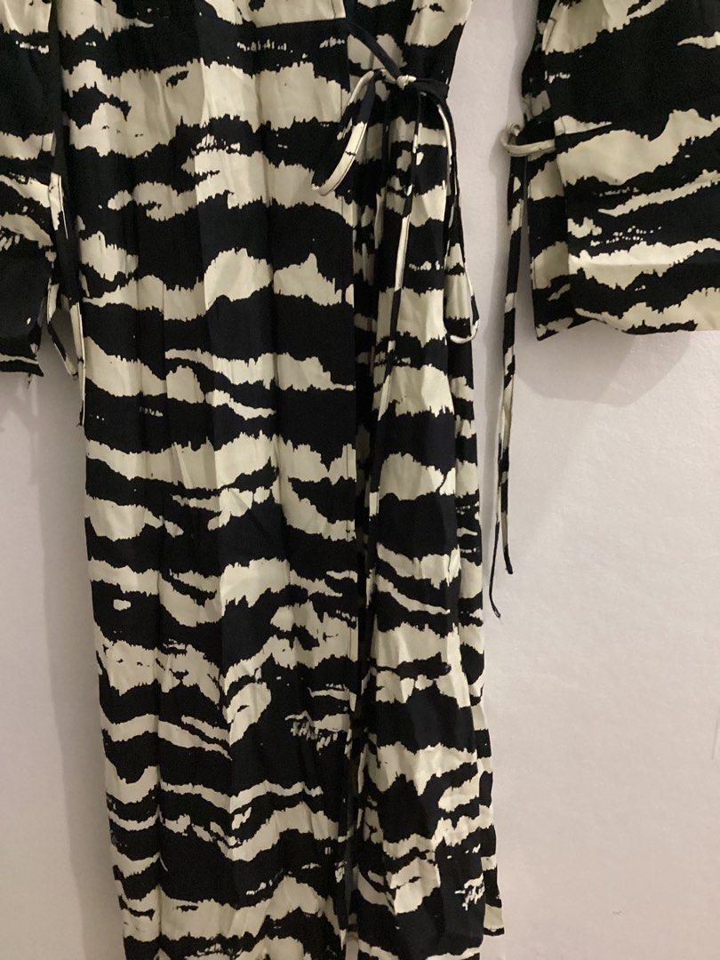H&M Collared Wrap Dress - Black/Tiger-Striped (Category: Dresses) located in Taytay. Submitted by storedbys (Listing ID 1404872975, Image 3). Description: H&M collared wrap dress in black and tiger-striped pattern. Features long-sleeves with flared cuffs and a tie waist. The dress has V-neckline and a midi-length. Size XS is indicated on the tag. The dress is new with tags..
