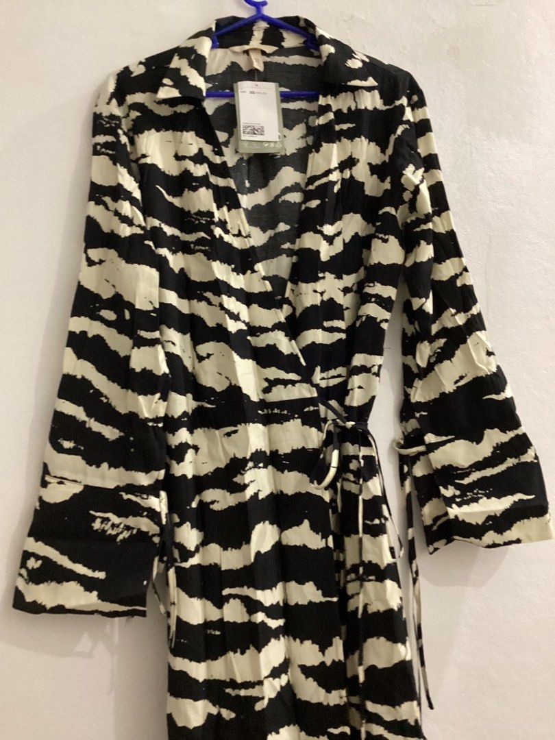 H&M Collared Wrap Dress - Black/Tiger-Striped (Category: Dresses) located in Taytay. Submitted by storedbys (Listing ID 1404872975, Image 1). Description: H&M collared wrap dress in black and tiger-striped pattern. Features long-sleeves with flared cuffs and a tie waist. The dress has V-neckline and a midi-length. Size XS is indicated on the tag. The dress is new with tags..