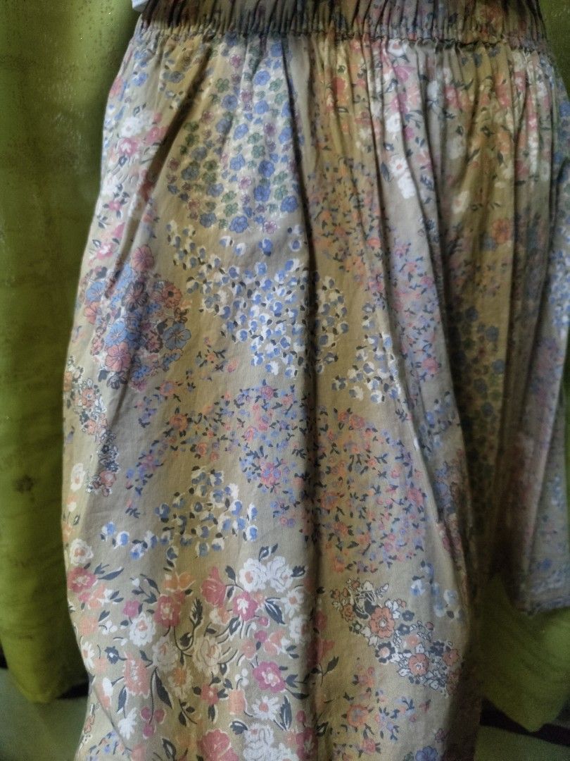 H&M floral Skirt (Category: Skirts) located in Manila. Submitted by declutterwithme0809 (Listing ID 1404834968, Image 3). Description: - H&M skirt - Floral design - Garterized - Size Xs - Made of smooth fabric - Versatile and classic style - 18 inches long All items can be shipped thru lalamove,JRS,LBC. (no to free shipping) if i can't reply asap you can also message me on messenger: via martinez or me on my number: 09612095878.