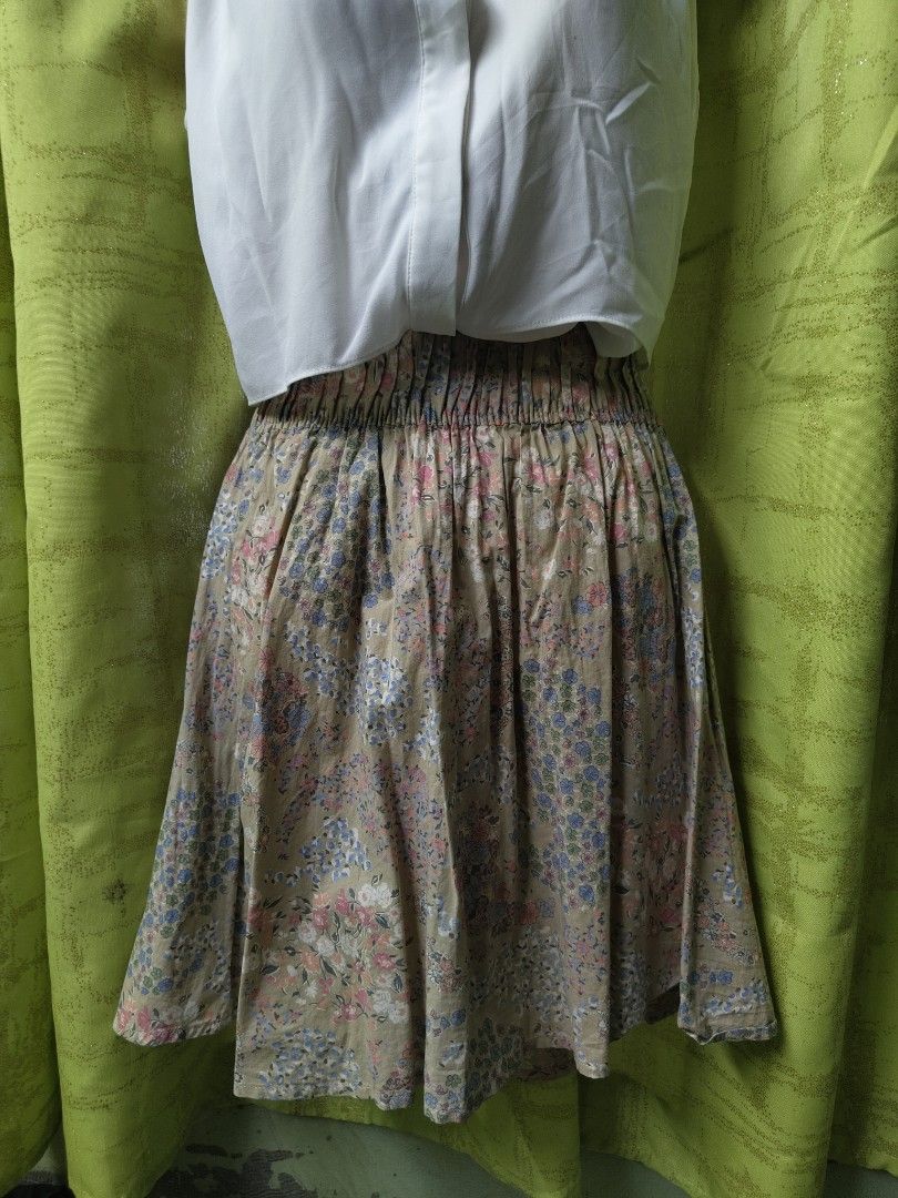 H&M floral Skirt (Category: Skirts) located in Manila. Submitted by declutterwithme0809 (Listing ID 1404834968, Image 2). Description: - H&M skirt - Floral design - Garterized - Size Xs - Made of smooth fabric - Versatile and classic style - 18 inches long All items can be shipped thru lalamove,JRS,LBC. (no to free shipping) if i can't reply asap you can also message me on messenger: via martinez or me on my number: 09612095878.