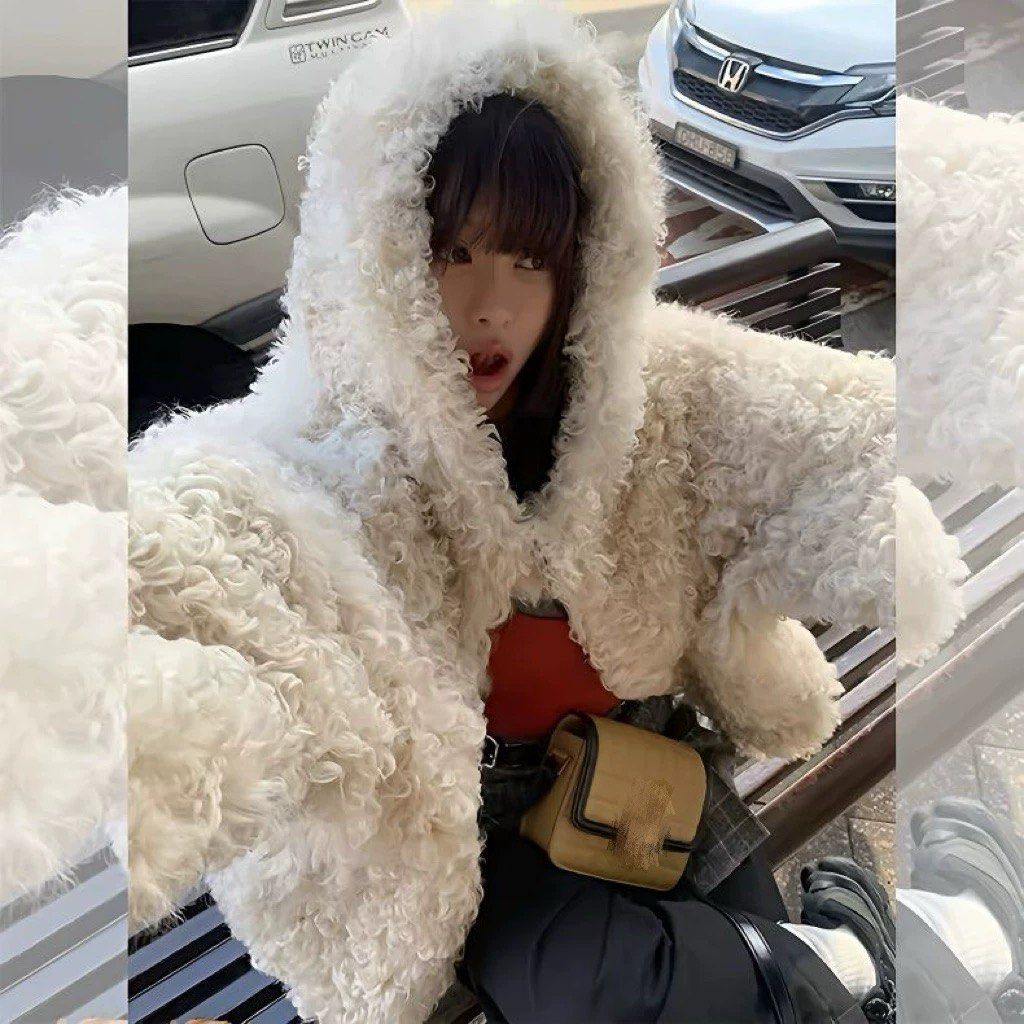 jacket (Category: Coats, Jackets and Outerwear) located in Singapore. Submitted by hui_huiii (Listing ID 1404934511, Image 4). Description: .