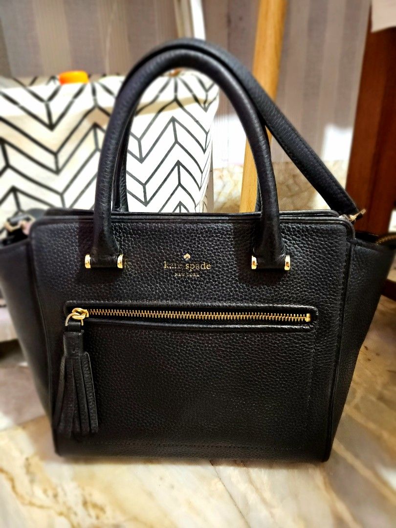 Kate Spade NY chester small allyn (Category: Luxury Bags & Wallets) located in Manila. Submitted by bubba20 (Listing ID 1404832491, Image 1). Description: - Authentic Kate Spade handbag - Top handle and detachable shoulder strap - Front zipper pocket with tassel - Gold-tone hardware - Textured leather exterior - Kate Spade logo visible.