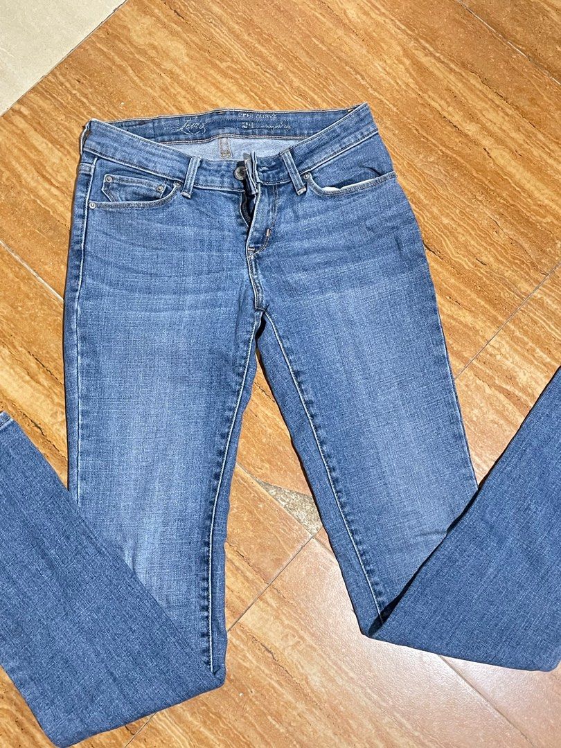 Levi's Skinny Jeans (Category: Jeans) located in Davao. Submitted by keylatates (Listing ID 1404799323, Image 1). Description: Size 24 - Levi's skinny jeans - Medium blue wash - Five-pocket design - Button and zipper closure - Levi's logo on back pocket and waistband - Slim fit - Suitable for everyday wear.