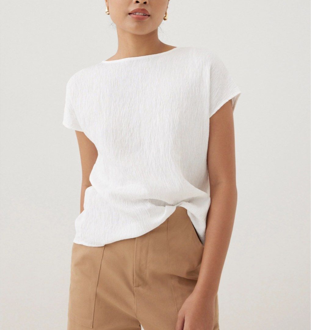 Love Bonito Danara Twist Back Shell Top ( L, White) (Category: Blouses) located in Muntinlupa City. Submitted by bcab93 (Listing ID 1404801491, Image 2). Description: - Has some flaws but not very noticeable when worn. See photos for close ups. - Loose and comfortable fit while giving an elegant look. - Selling because I don’t go to the office anymore. - Further discounts if you get more items..