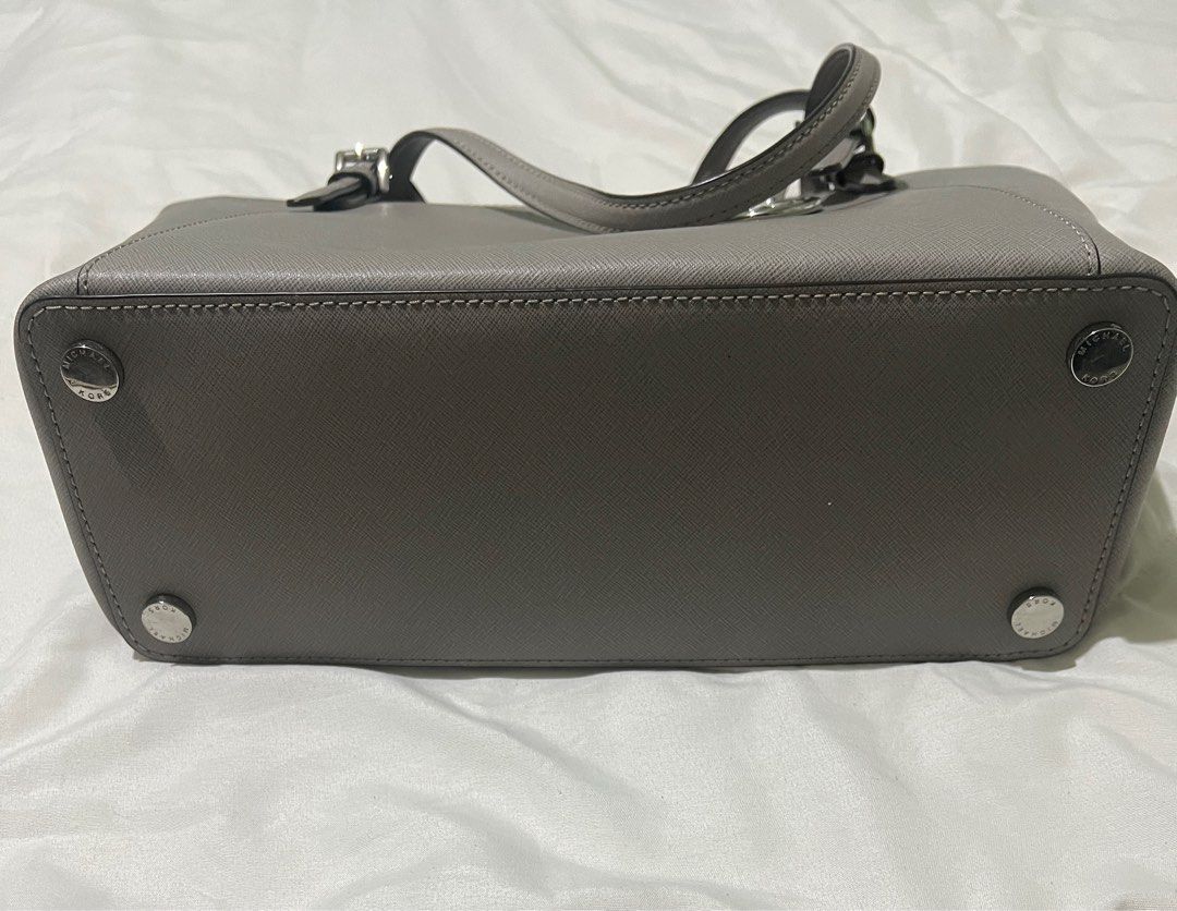 Michael Kors Tote Bag (Category: Luxury Bags & Wallets) located in Alaminos. Submitted by jenyle (Listing ID 1404899187, Image 3). Description: Almost Brand new Once used (2 hours only) No flaws Excellent condition Guaranteed Authentic Original Free shipping.