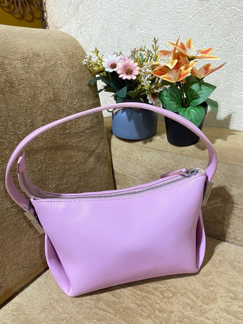 OSOI (Category: Luxury Bags & Wallets) located in Dumaguete. Submitted by camillaolshoppe2 (Listing ID 1404880507, Image 3). Description: Osoi bean bag Excellent condition pa Nakaka ykk zip with made in tag Issue nya sa may side may rubs check pics mura nlang ‼️.