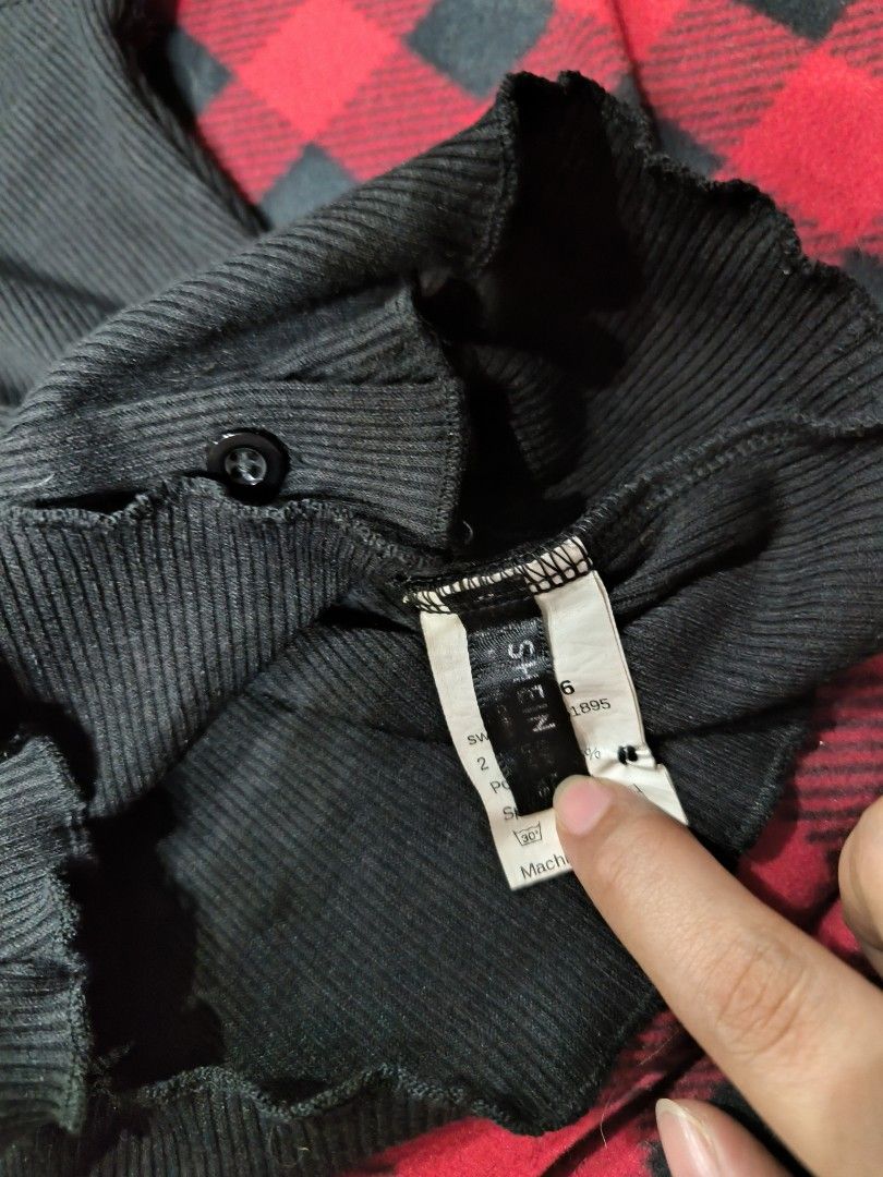 SHEIN Crop Off-Shoulder (Category: Blouses) located in Cainta. Submitted by cookietherapyph (Listing ID 1404792713, Image 2). Description: Size: S-M Fabric slightly stretchable Buttons can be unhooked for easy wearing RFS: Decluttering MOP: Gcash Shipping: J&T (starts at p75) or Lalamove Loc: Cainta, Rizal.