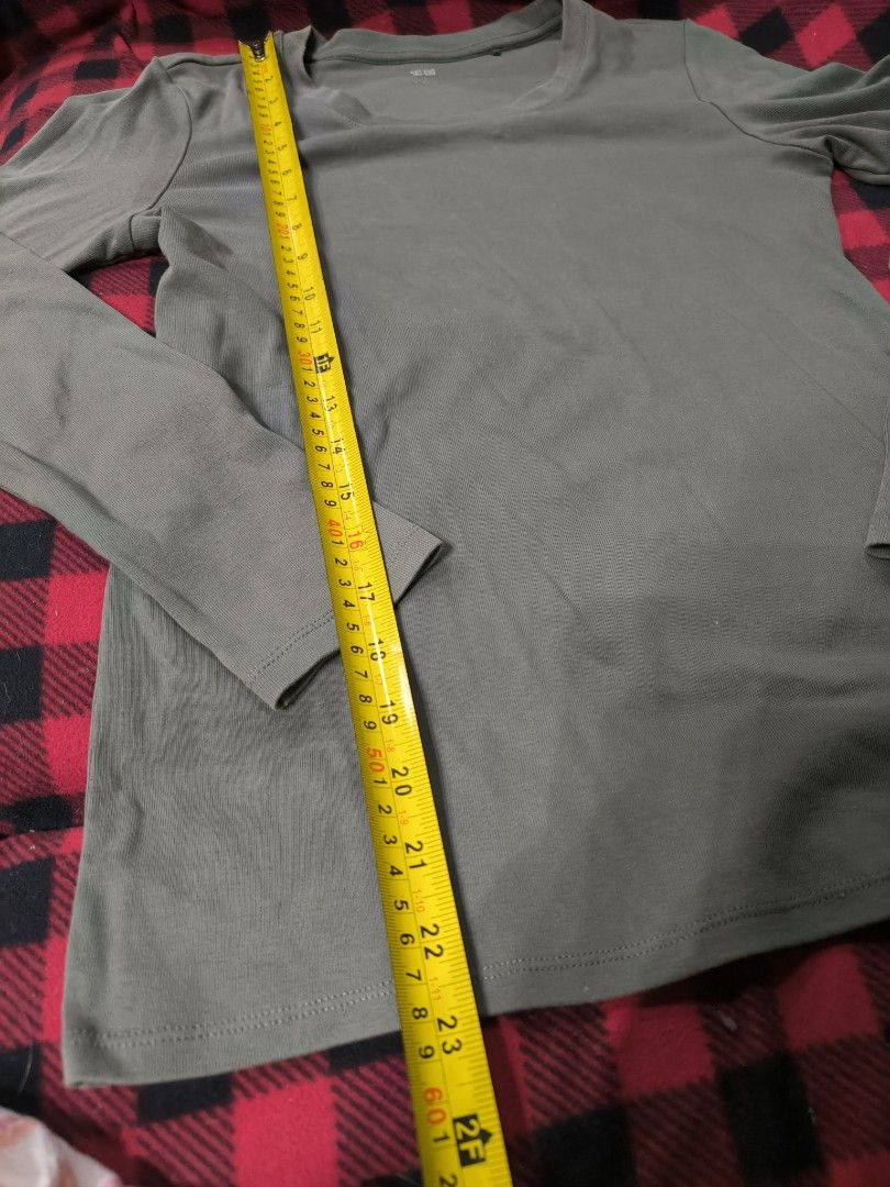 UNIQLO Long Sleeves Sweater (Category: Longsleeves) located in Cainta. Submitted by cookietherapyph (Listing ID 1404912771, Image 3). Description: Color is grayish-green (See last 2 pics for color comparisons) Best fits medium frames RFS: Decluttering MOP: Gcash Shipping: J&T (starts at p75) or Lalamove Loc: Cainta, Rizal.