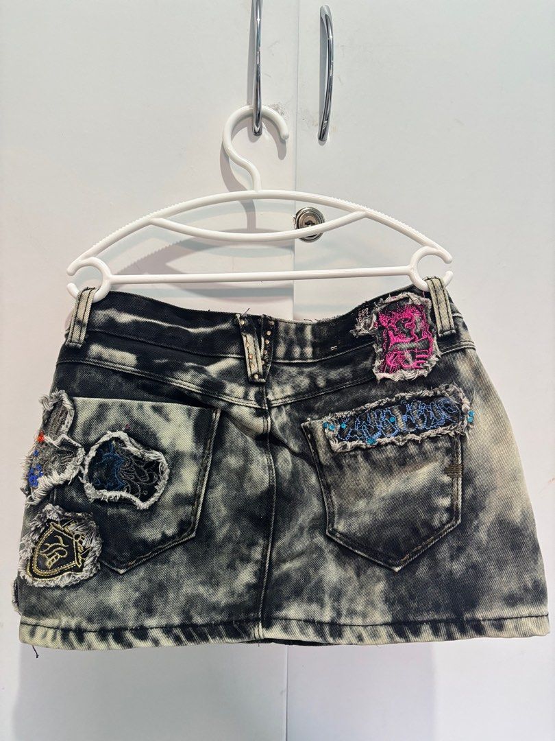 y2k micro skirt (Category: Skirts) located in San Jose. Submitted by arakyer (Listing ID 1404791713, Image 2). Description: .