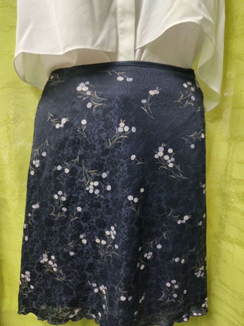 Y2K vintage skirt (Category: Skirts) located in Manila. Submitted by declutterwithme0809 (Listing ID 1404838192, Image 2). Description: - vintage skirt - Floral design - Zipper at the back - Size S-M - Made of smooth fabric - Versatile and classic style - 18 inches long All items can be shipped thru lalamove,JRS,LBC. (no to free shipping) if i can't reply asap you can also message me on messenger: via martinez or me on my number: 09612095878.