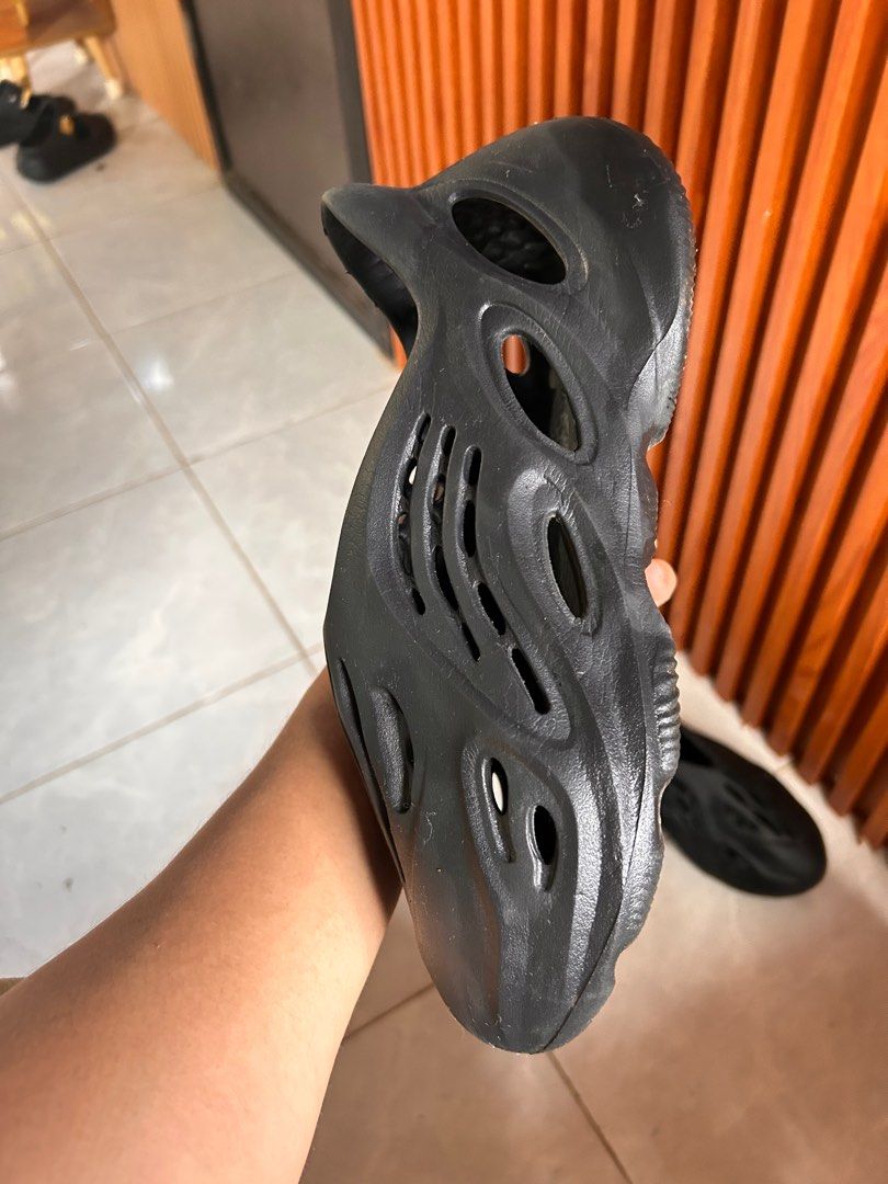 Adidas Yeezy Foam Runner Black (Category: Slippers & Slides) located in Gingoog City. Submitted by goldentiger_6f5eaa (Listing ID 1405151660, Image 3). Description: Yeezy foam runner Size 8 No issue/sign of use only 1250.