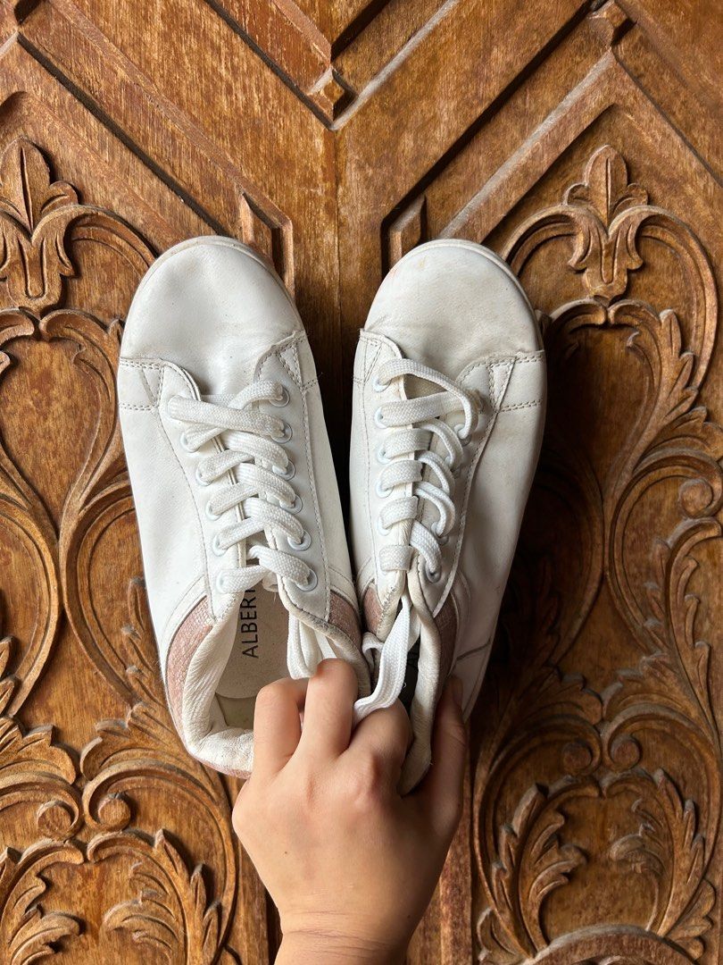 Alberto White Sneakers (Category: Sneakers) located in Caloocan City. Submitted by decluttervette (Listing ID 1404967370, Image 2). Description: - signs of usage - tagal na di nagagamit pero intact parin naman leather.