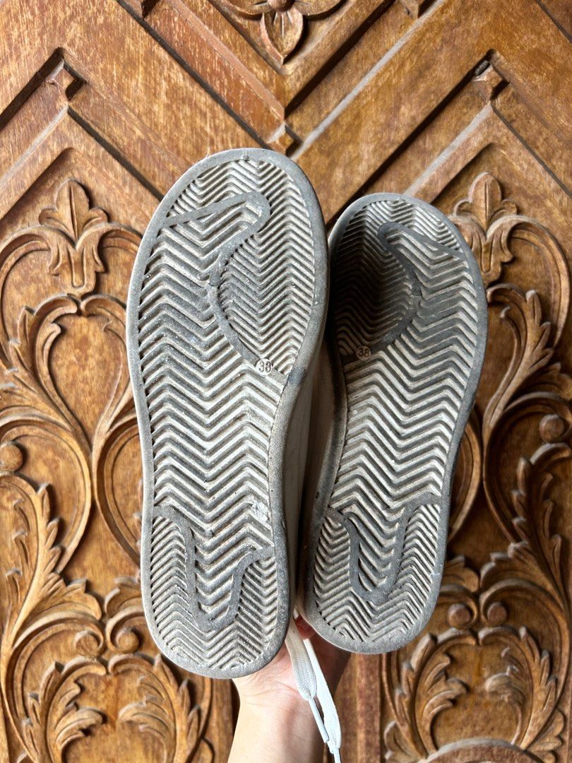 Alberto White Sneakers (Category: Sneakers) located in Caloocan City. Submitted by decluttervette (Listing ID 1404967370, Image 3). Description: - signs of usage - tagal na di nagagamit pero intact parin naman leather.