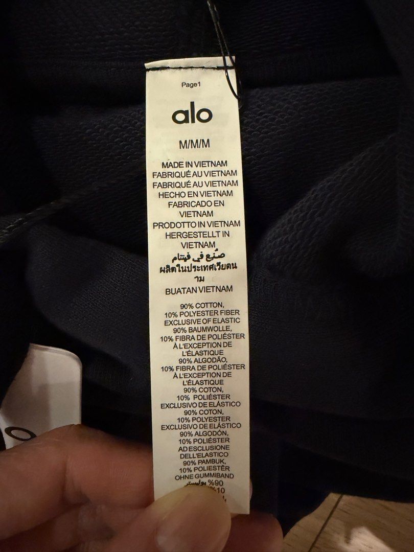 Alo Navy Hoodie - M (Category: Coats, Jackets and Outerwear) located in Singapore. Submitted by livchambo (Listing ID 1405095035, Image 1). Description: - Brand new Alo hoodie - Navy color - Size M - Classic design with Alo logo - Ideal for casual wear and workouts - Unworn condition.