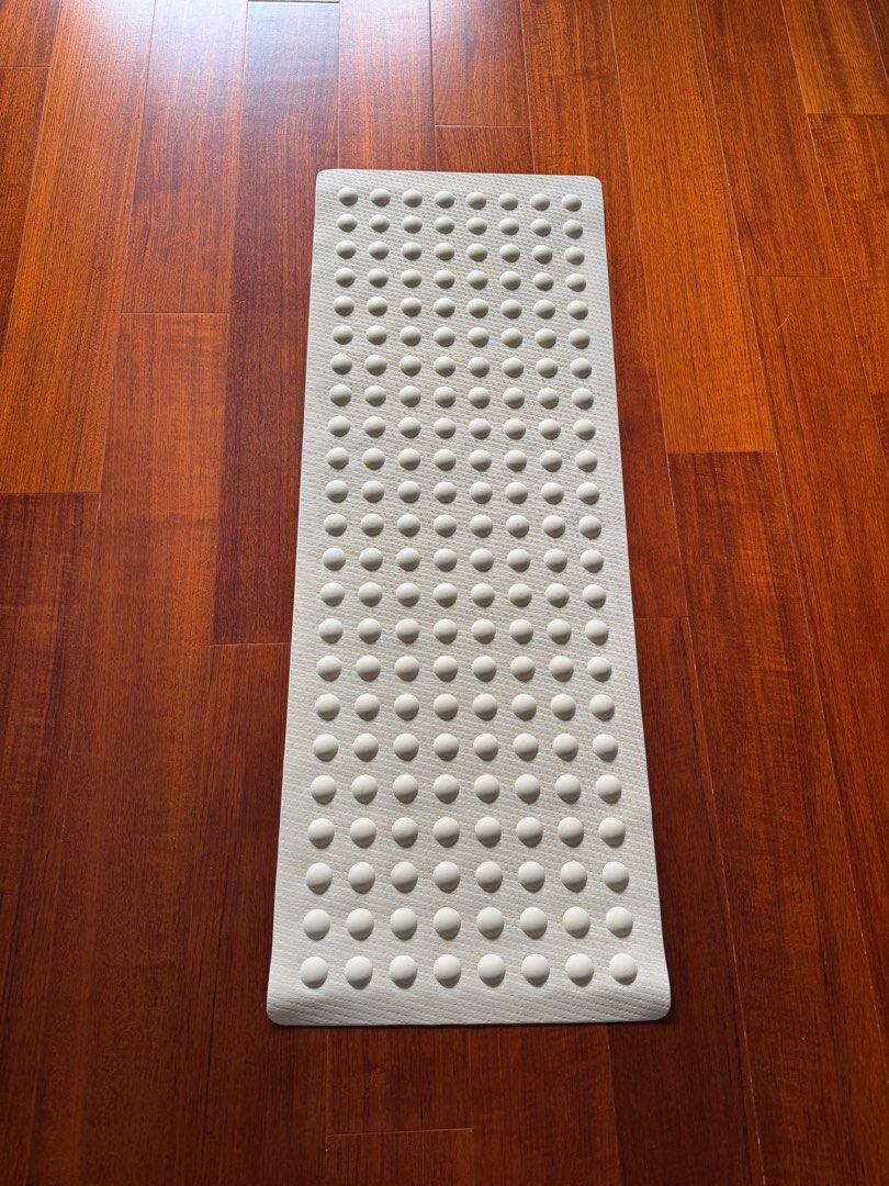 Bath mat (Category: Bathtub & Bath Accessories) located in Quezon City. Submitted by lrski (Listing ID 1405070594, Image 1). Description: .
