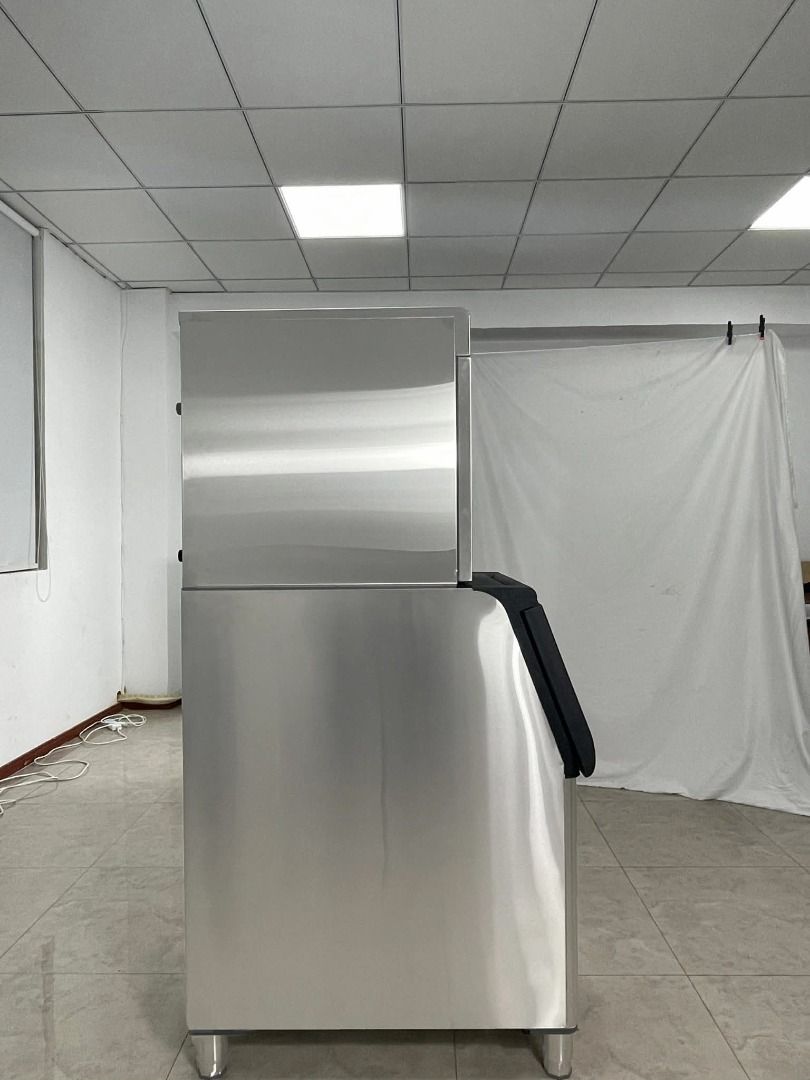 Commercial Ice Maker (Category: Refrigerators and Freezers) located in San Pablo. Submitted by anneviiee0007 (Listing ID 1404985305, Image 3). Description: PRE ORDER !!!! 💸 ICE CUBE MAKER MACHINE 🥰 Model:FPS-1000P Voltage/Frequency: 220V/60HZ US PLUG Ice making capacity:500KG/24H Ice storage: 150KG Inpower: 2300W Cooling way:Air cool Refrigerant:R404A Ice size: 22*22*22mm Compressor: Tecumseh.