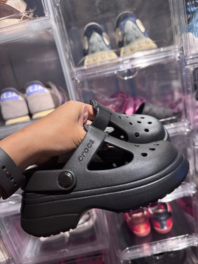 Crocs Maryjane (Category: Babies & Kids Fashion) located in Quezon City. Submitted by crysanthemum (Listing ID 1405063585, Image 2). Description: Thsi is brand new bought for 2700 Never used may tag pa selling for 1900 na lang C11 size Please check crocs sizing available in google .