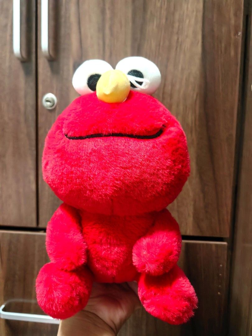 Elmo Plush Toy (Category: Plushies & Soft Toys) located in Taguig. Submitted by chielatte (Listing ID 1405078736, Image 1). Description: .