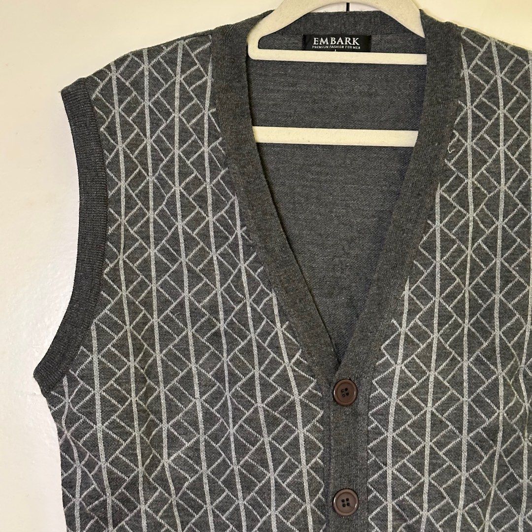 Embark Sleeveless Cardigan Vest (Category: Sleeveless) located in Manila. Submitted by plus2present.preloves (Listing ID 1405031573, Image 2). Description: 📣 Selling some of my personal outfits! 💗 Bust: up to 44“in Length: 26“in 🌷Embark Sleeveless Cardigan Vest 🌷Unique geometric design 🌷Perfect for layering ❥ Please RESPECT the price posted - items are priced low & quality assured, no haggling, thank you❣️ 📦 Shipping: J&T (check app for df 