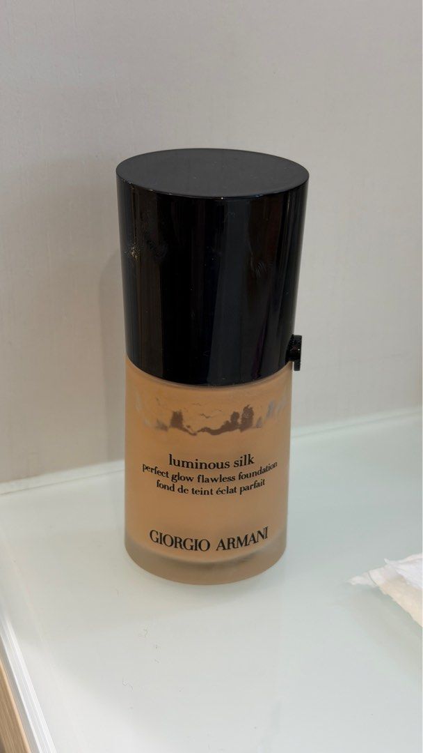 Giorgio Armani Luminous Silk Foundation (Category: Makeup) located in Quezon City. Submitted by prelovedbygirliess (Listing ID 1404967669, Image 1). Description: Purchased from NYC 75% left Shade: 4.5.