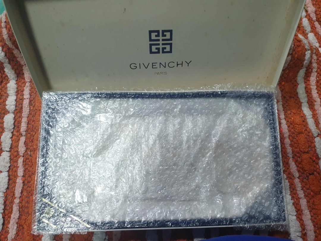 Givenchy Gold Line Long Plate 1pc (Category: Dinnerware & Cutlery) located in Porac. Submitted by tokyohome (Listing ID 1404969652, Image 3). Description: Available again ♥️ Givenchy Gold Line Long Plate Php 1,700 only At its best price 🎌 Unused with box # 79 #givenchyphilippines #givenchyph #givenchycupsph #cupsphilippines #teacupsphilippines #cupsphilippines #mugsphilippines #platesphilippines #givenchyphilippines Disclaimer: Independent and n