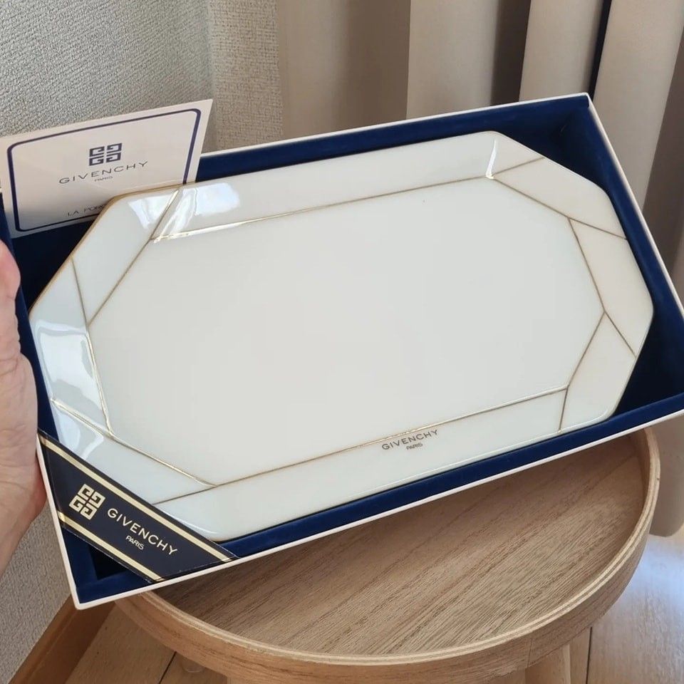 Givenchy Gold Line Long Plate 1pc (Category: Dinnerware & Cutlery) located in Porac. Submitted by tokyohome (Listing ID 1404969652, Image 1). Description: Available again ♥️ Givenchy Gold Line Long Plate Php 1,700 only At its best price 🎌 Unused with box # 79 #givenchyphilippines #givenchyph #givenchycupsph #cupsphilippines #teacupsphilippines #cupsphilippines #mugsphilippines #platesphilippines #givenchyphilippines Disclaimer: Independent and n
