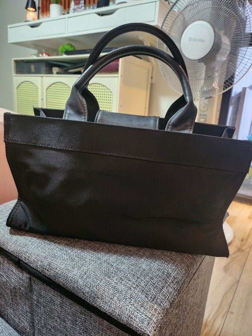 Guess Black small Tote Bag (Category: Tote Bags) located in Las Pinas. Submitted by prettychat (Listing ID 1405079736, Image 3). Description: - original small Black Guess tote bag - Front pocket with zipper - Multiple interior compartments - Dimensions: Approximately 12x6 inches -used but not abused in good quality condition .