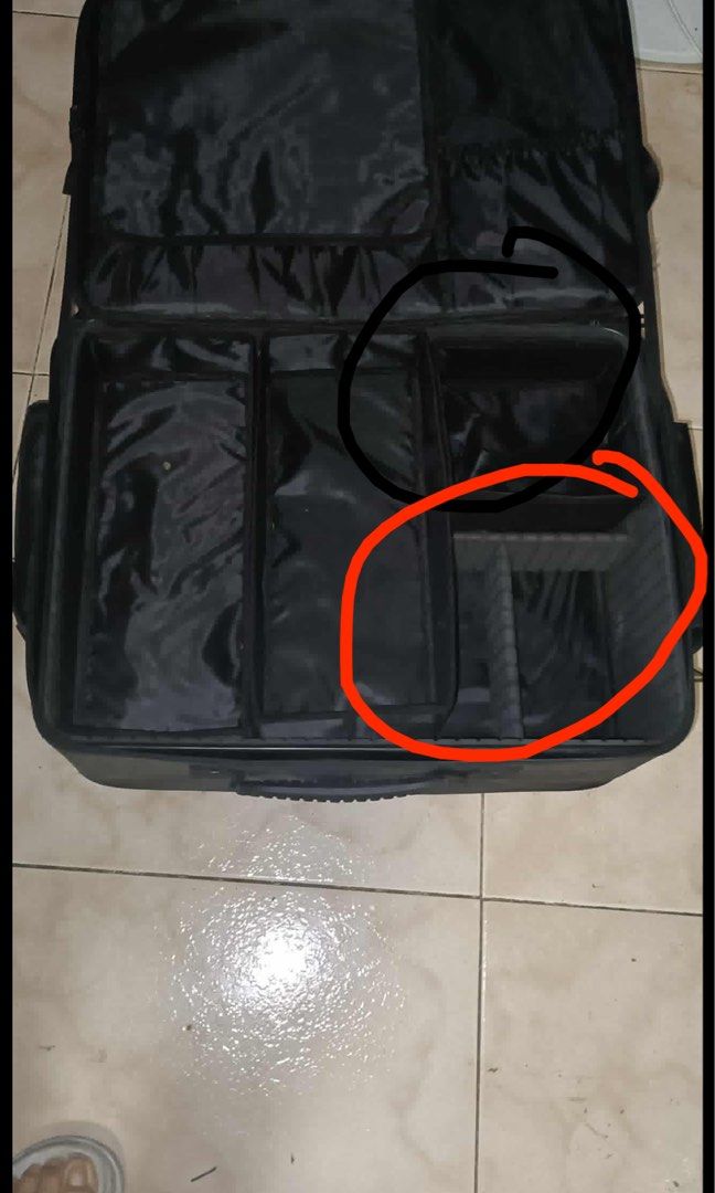 Makeup Luggage Bag (Category: Makeup) located in Muntinlupa City. Submitted by rdazucena (Listing ID 1405017191, Image 3). Description: Hindi ko na nagagamit, sayang naman, me isang parang open pouch lang na kulang, hindi ko kasi nagagamit kaya inaalis ko.. yung divider kumpleto, me extra pa...