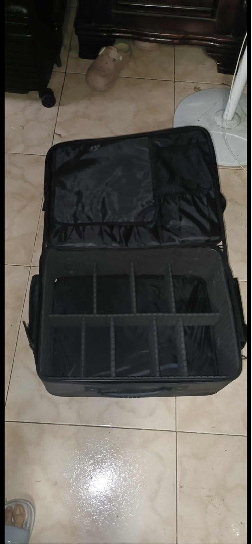 Makeup Luggage Bag (Category: Makeup) located in Muntinlupa City. Submitted by rdazucena (Listing ID 1405017191, Image 2). Description: Hindi ko na nagagamit, sayang naman, me isang parang open pouch lang na kulang, hindi ko kasi nagagamit kaya inaalis ko.. yung divider kumpleto, me extra pa...