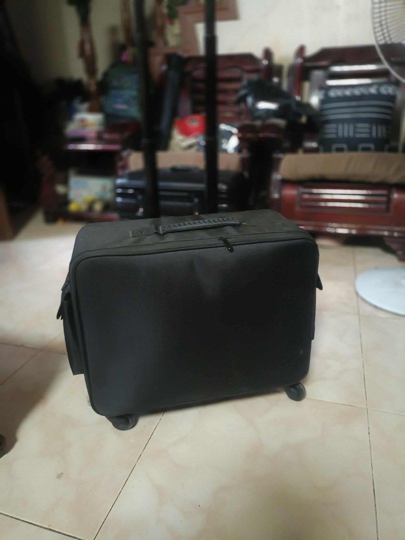 Makeup Luggage Bag (Category: Makeup) located in Muntinlupa City. Submitted by rdazucena (Listing ID 1405017191, Image 1). Description: Hindi ko na nagagamit, sayang naman, me isang parang open pouch lang na kulang, hindi ko kasi nagagamit kaya inaalis ko.. yung divider kumpleto, me extra pa...