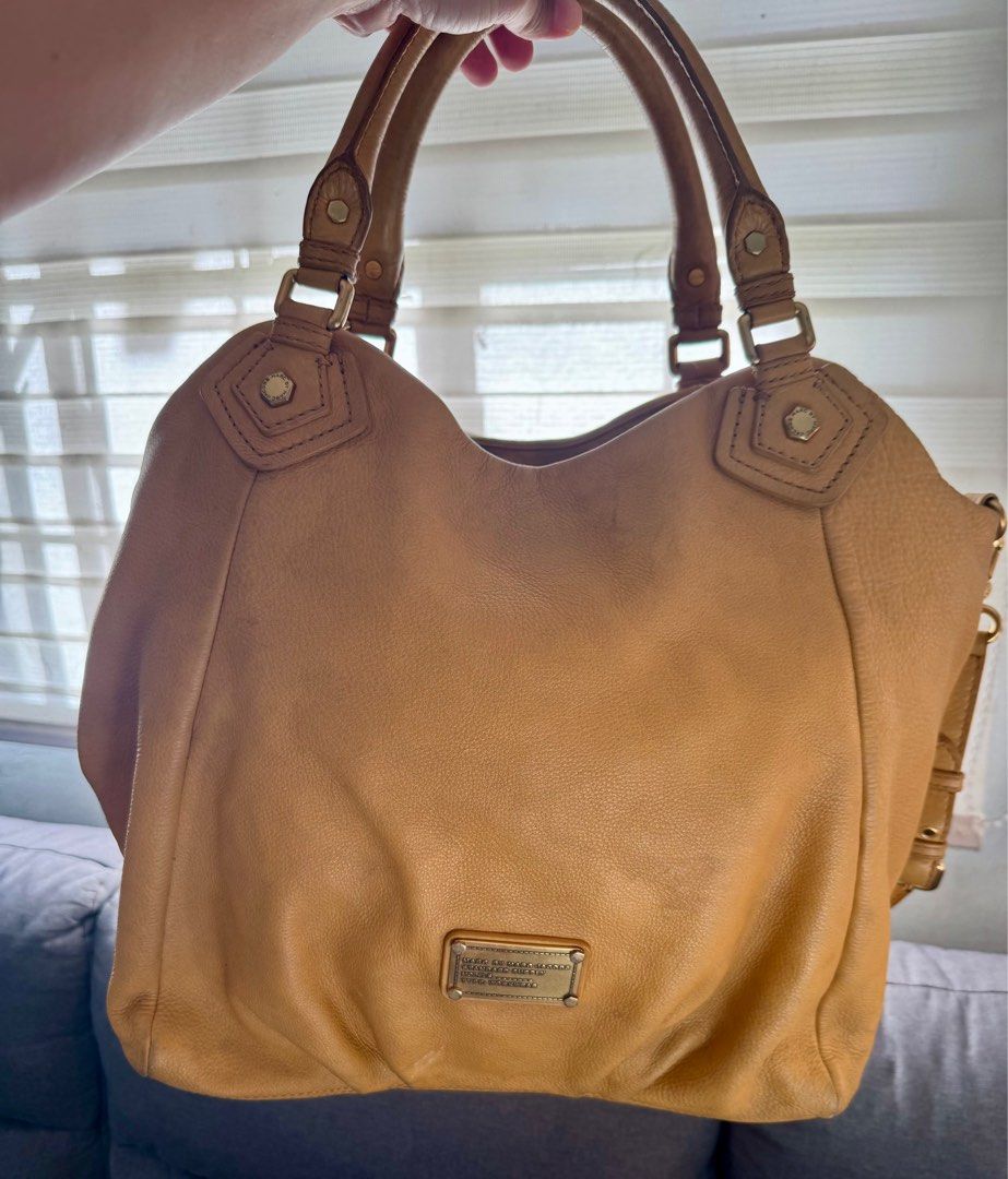 Marc Jacobs Authentic (Category: Luxury Bags & Wallets) located in Pasay City. Submitted by missdior_17 (Listing ID 1405031646, Image 1). Description: Authentic Marc Jacobs Large Tote/Hobo Shoulder Bag Fits laptop. Signs of usage that's why selling low..