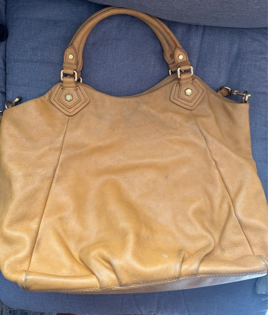 Marc Jacobs Authentic (Category: Luxury Bags & Wallets) located in Pasay City. Submitted by missdior_17 (Listing ID 1405031646, Image 3). Description: Authentic Marc Jacobs Large Tote/Hobo Shoulder Bag Fits laptop. Signs of usage that's why selling low..