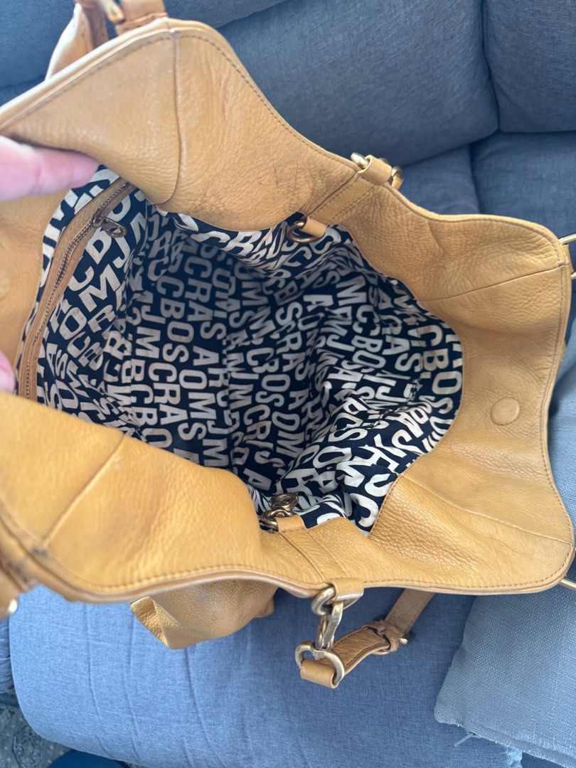Marc Jacobs Authentic (Category: Luxury Bags & Wallets) located in Pasay City. Submitted by missdior_17 (Listing ID 1405031646, Image 2). Description: Authentic Marc Jacobs Large Tote/Hobo Shoulder Bag Fits laptop. Signs of usage that's why selling low..