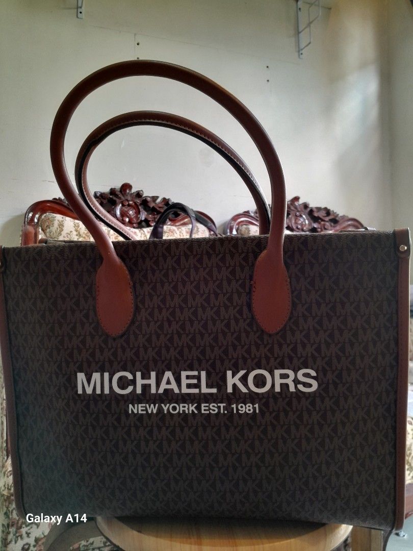 Michael kors (Category: Luxury Bags & Wallets) located in Candelaria. Submitted by soulsoldata (Listing ID 1405058302, Image 1). Description: This is a Michael Kors Mirella medium tote bag in a brown signature coated canvas with luggage (tan/brown) leather accents..