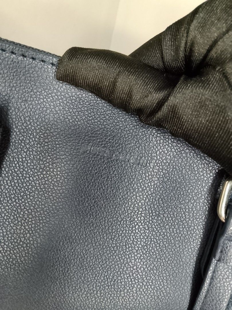 Pierre Cardin Navy Blue Tote Bag (Category: Luxury Bags & Wallets) located in Caloocan City. Submitted by glamorouspicks (Listing ID 1405043907, Image 2). Description: • A perfect bag for documents. Kasya short folder. •Dimensions are H:12",L:13",W:4.5" •All goods interior, exterior. Ang issue lang minimal cracking sa rubber linings sa left and right sides. (see pictures) • Pierre Cardin Paris coded. ***Kindly manage expectations as the items for