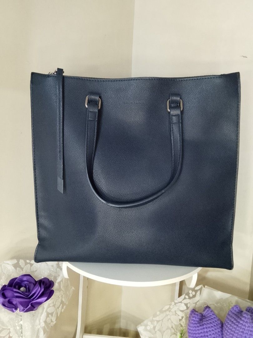 Pierre Cardin Navy Blue Tote Bag (Category: Luxury Bags & Wallets) located in Caloocan City. Submitted by glamorouspicks (Listing ID 1405043907, Image 1). Description: • A perfect bag for documents. Kasya short folder. •Dimensions are H:12",L:13",W:4.5" •All goods interior, exterior. Ang issue lang minimal cracking sa rubber linings sa left and right sides. (see pictures) • Pierre Cardin Paris coded. ***Kindly manage expectations as the items for