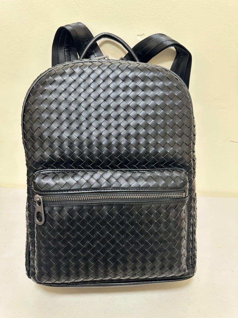 Preloved boteggaaa venettaaa backpack (Category: Luxury Bags & Wallets) located in Los Banos. Submitted by ditasbautista2329 (Listing ID 1405094531, Image 2). Description: Preloved bottega veneta backpack Medium size Actual pictures posted What you see is what you get Good as new .