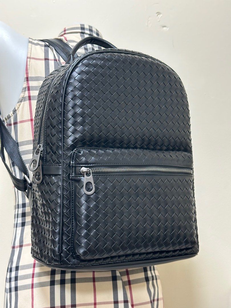 Preloved boteggaaa venettaaa backpack (Category: Luxury Bags & Wallets) located in Los Banos. Submitted by ditasbautista2329 (Listing ID 1405094531, Image 1). Description: Preloved bottega veneta backpack Medium size Actual pictures posted What you see is what you get Good as new .