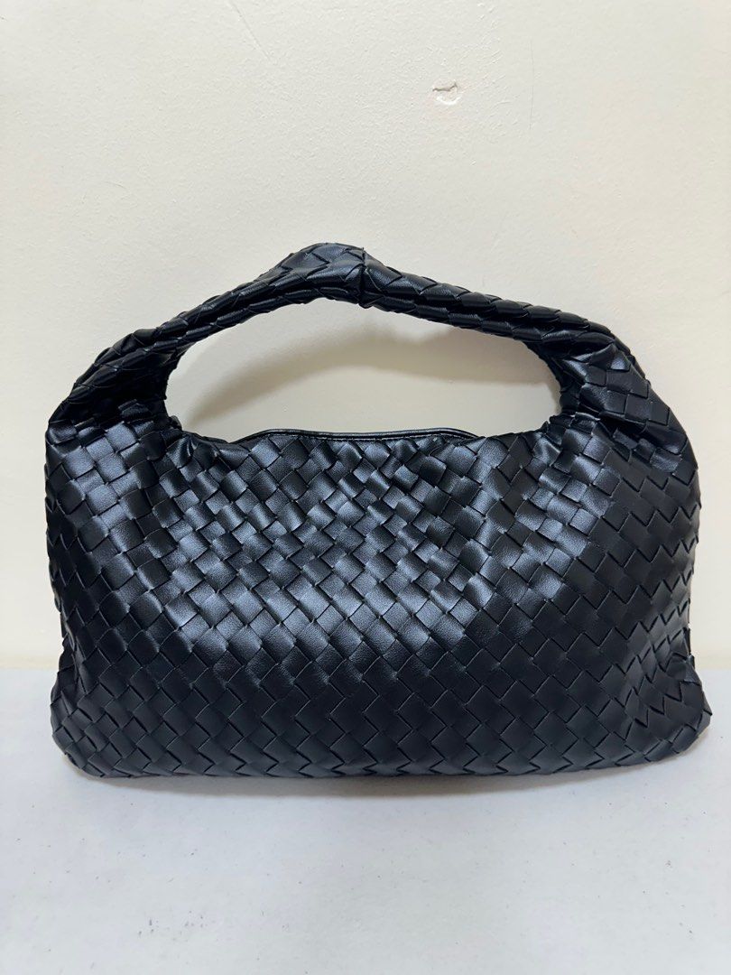 Preloved hobo handbag (Category: Luxury Bags & Wallets) located in Los Banos. Submitted by ditasbautista2329 (Listing ID 1405096001, Image 1). Description: Preloved bottega veneta hobo handbag Medium size Actual pictures posted What you see is what you get Good as new .