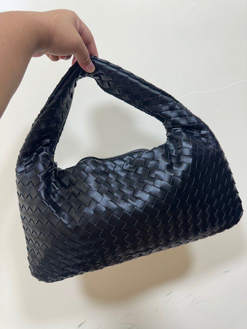 Preloved hobo handbag (Category: Luxury Bags & Wallets) located in Los Banos. Submitted by ditasbautista2329 (Listing ID 1405096001, Image 3). Description: Preloved bottega veneta hobo handbag Medium size Actual pictures posted What you see is what you get Good as new .