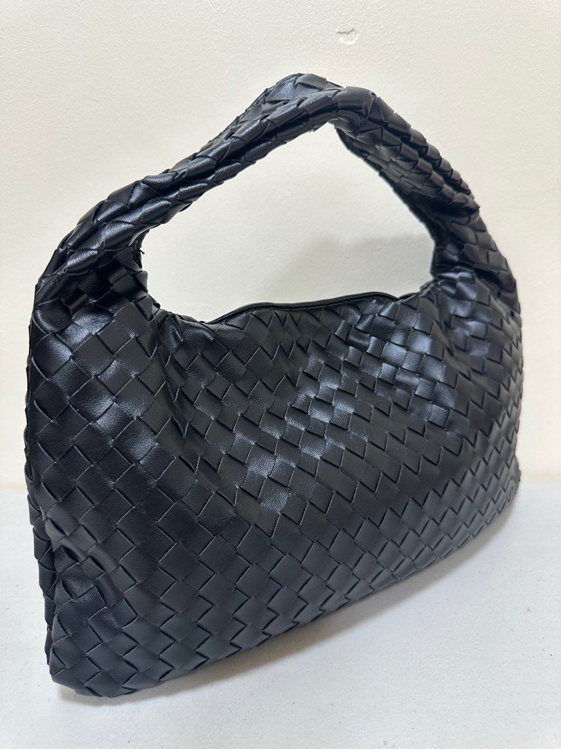 Preloved hobo handbag (Category: Luxury Bags & Wallets) located in Los Banos. Submitted by ditasbautista2329 (Listing ID 1405096001, Image 2). Description: Preloved bottega veneta hobo handbag Medium size Actual pictures posted What you see is what you get Good as new .