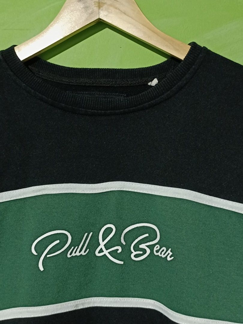 Pull & Bear Long Sleeve (Category: Hoodies) located in Pateros City. Submitted by thrifttheory.grt (Listing ID 1405129374, Image 2). Description: Size L on tag Dimensions: W - 23 L - 25 Color Rate: 9.3/10 Condition: 9.5/10 450 shipped (Luzon) 📍 location - Pateros Courier: J&T Express/Lalamove MOP: GCASH/MAYA 📌 NO CANCELLATION! 📌 NO REFUND 📌 GCASH ONLY, NO COD 📌 PAYMENT FIRST.