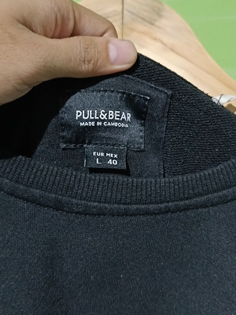 Pull & Bear Long Sleeve (Category: Hoodies) located in Pateros City. Submitted by thrifttheory.grt (Listing ID 1405129374, Image 3). Description: Size L on tag Dimensions: W - 23 L - 25 Color Rate: 9.3/10 Condition: 9.5/10 450 shipped (Luzon) 📍 location - Pateros Courier: J&T Express/Lalamove MOP: GCASH/MAYA 📌 NO CANCELLATION! 📌 NO REFUND 📌 GCASH ONLY, NO COD 📌 PAYMENT FIRST.