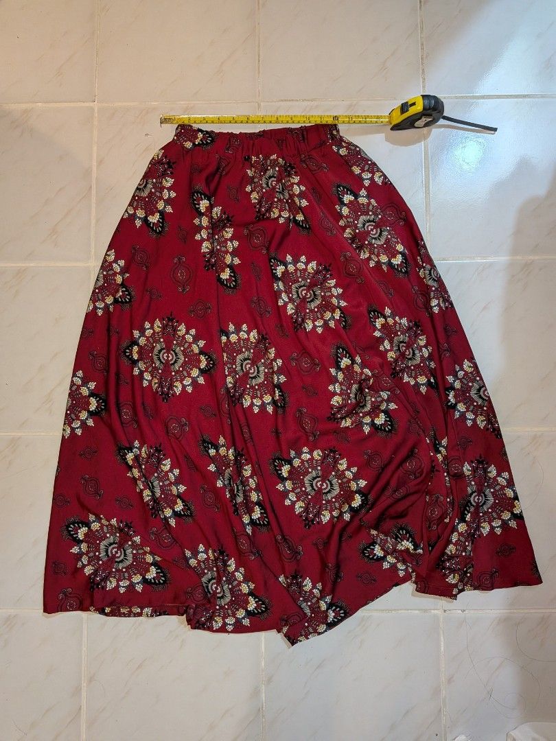 Red Floral Boho Maxi Skirt (Category: Skirts) located in Makati City. Submitted by shanamis (Listing ID 1404999356, Image 1). Description: - Red floral print maxi skirt - Comfortable elastic waistband - Lightweight and breathable fabric - A-line silhouette - Ankle-length - Did not fit comfortably due to my hips.