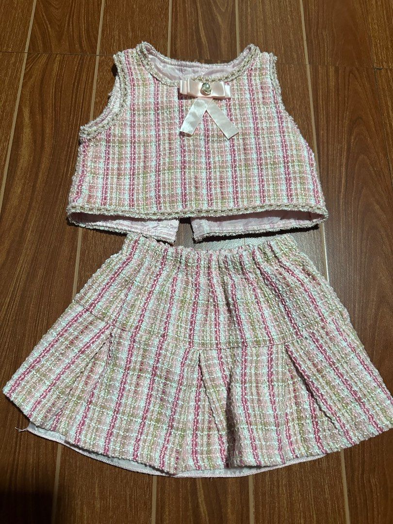 SHEIN Tweed Skirt Set - 4Y (Category: Babies & Kids Fashion) located in San Fernando. Submitted by donaborj (Listing ID 1405063697, Image 1). Description: Adorable tweed skirt set from SHEIN, perfect for your little one! This set includes a sleeveless top with a cute bow detail and a matching pleated skirt. The set is in a lovely pink and white color scheme. The size is 4Y. .